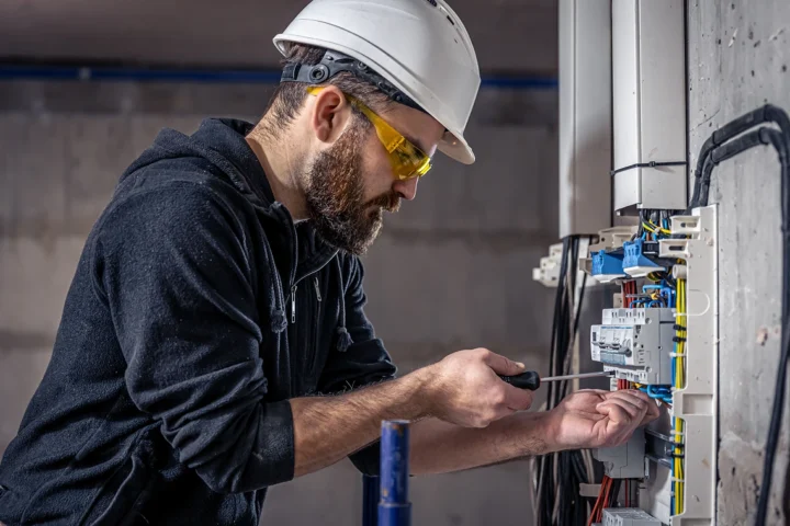 How to avoid the top 5 estimating errors that cost electricians time and money thumbnail